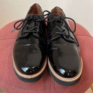 Gently worn women’s casual shoe.